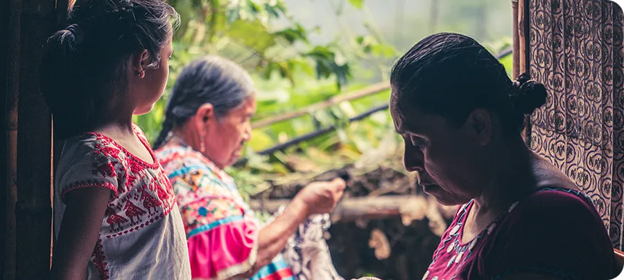 Mujeres de una comunidad trabajando juntas en un proyecto textil